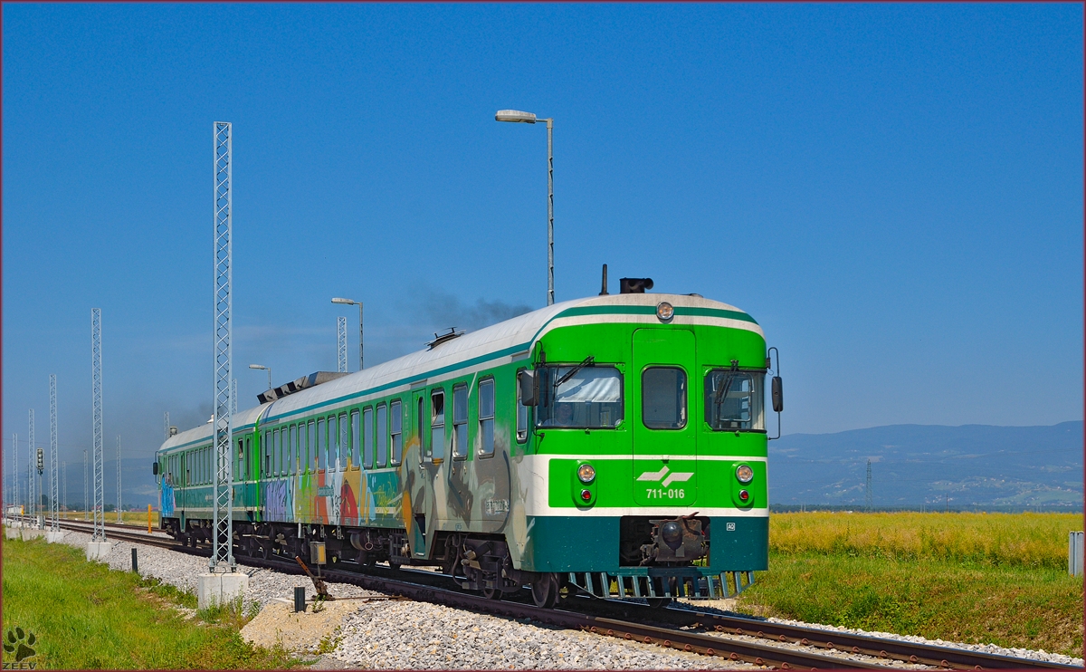 SŽ 711-016 fährt durch Cirkovce-Polje Richtung Murska Sobota. /10.6.2014