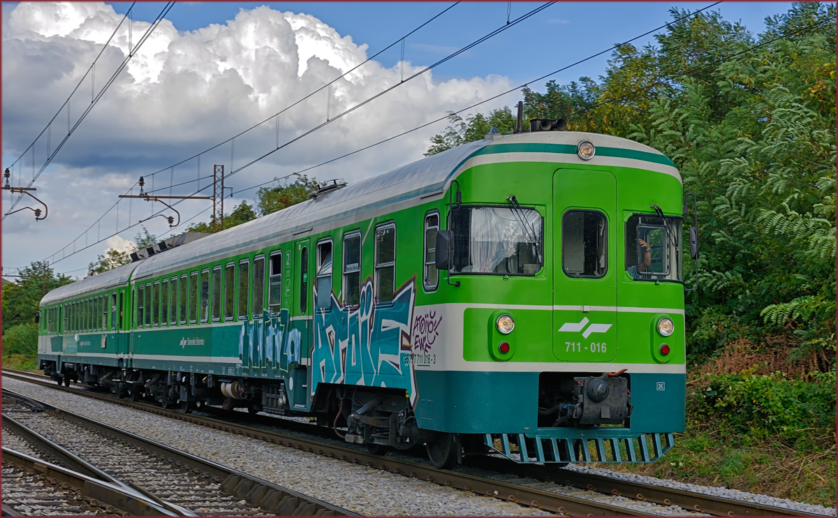 SŽ 711-016 fährt durch Maribor-Tabor Richtung Murska Sobota. /23.9.2020