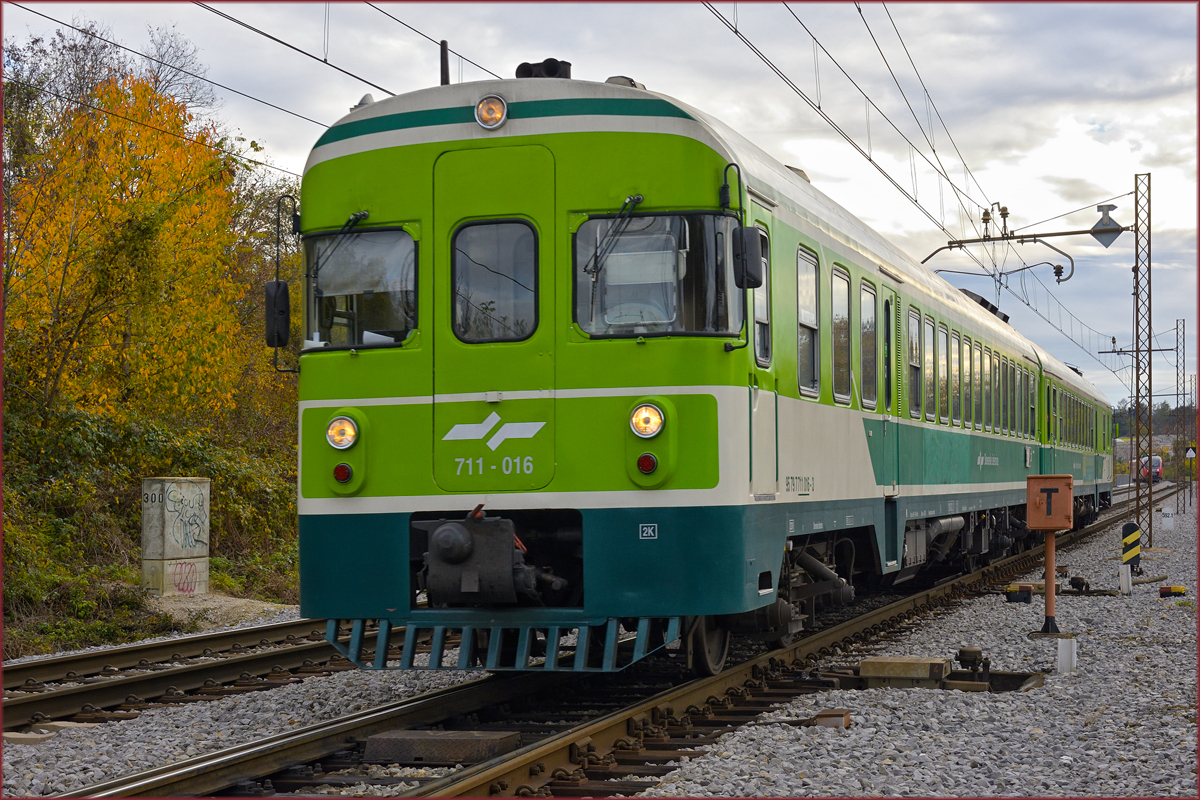 SŽ 711-016 fährt durch Maribor-Tabor Richtung Maribor HBF. /5.11.2020