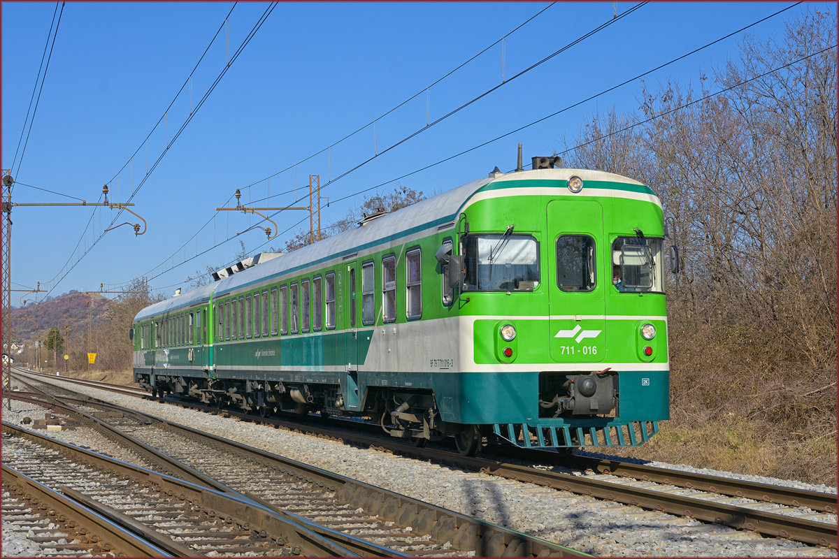 SŽ 711-016 fährt durch Maribor-Tabor Richtung Murska Sobota. /22.2.2021