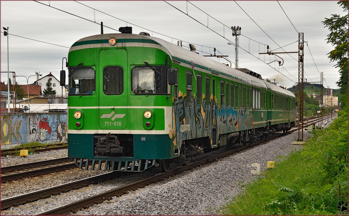 SŽ 711-016 fährt durch Maribor-Tabor Richtung Murska Sobota. /12.8.2014