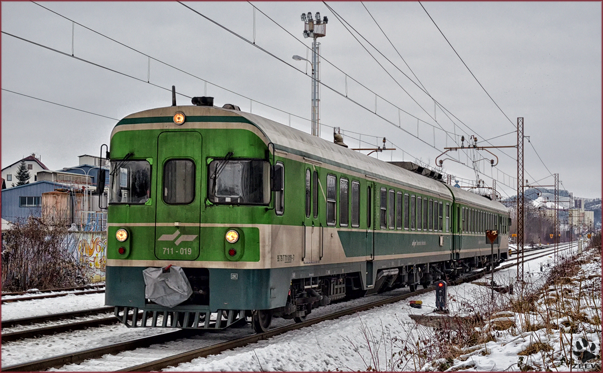 SŽ 711-019 fährt durch Maribor-Tabor Richtung Murska Sobota. /26.1.2017