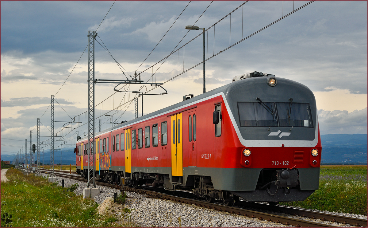 SŽ 713-102 fährt durch Cirkovce-Polje Richtung Murska Sobota. /23.9.2015