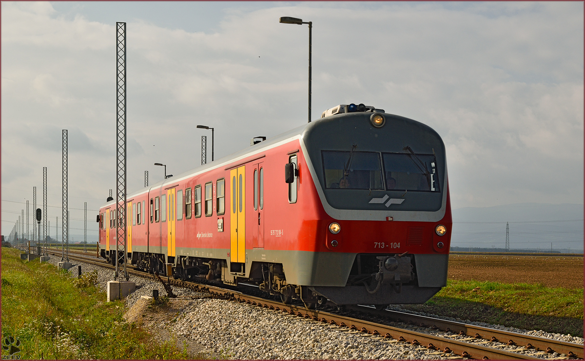 SŽ 713-104 fährt durch Cirkovce-Polje Richtung Murska Sobota. /2.10.2014