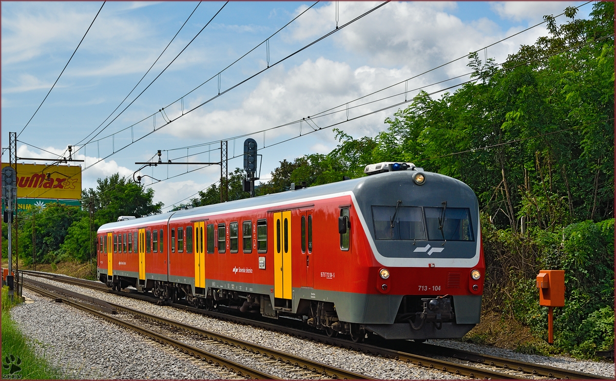 SŽ 713-104 fährt durch Maribor-Tabor Richtung Maribor HBF. /1.8.2014