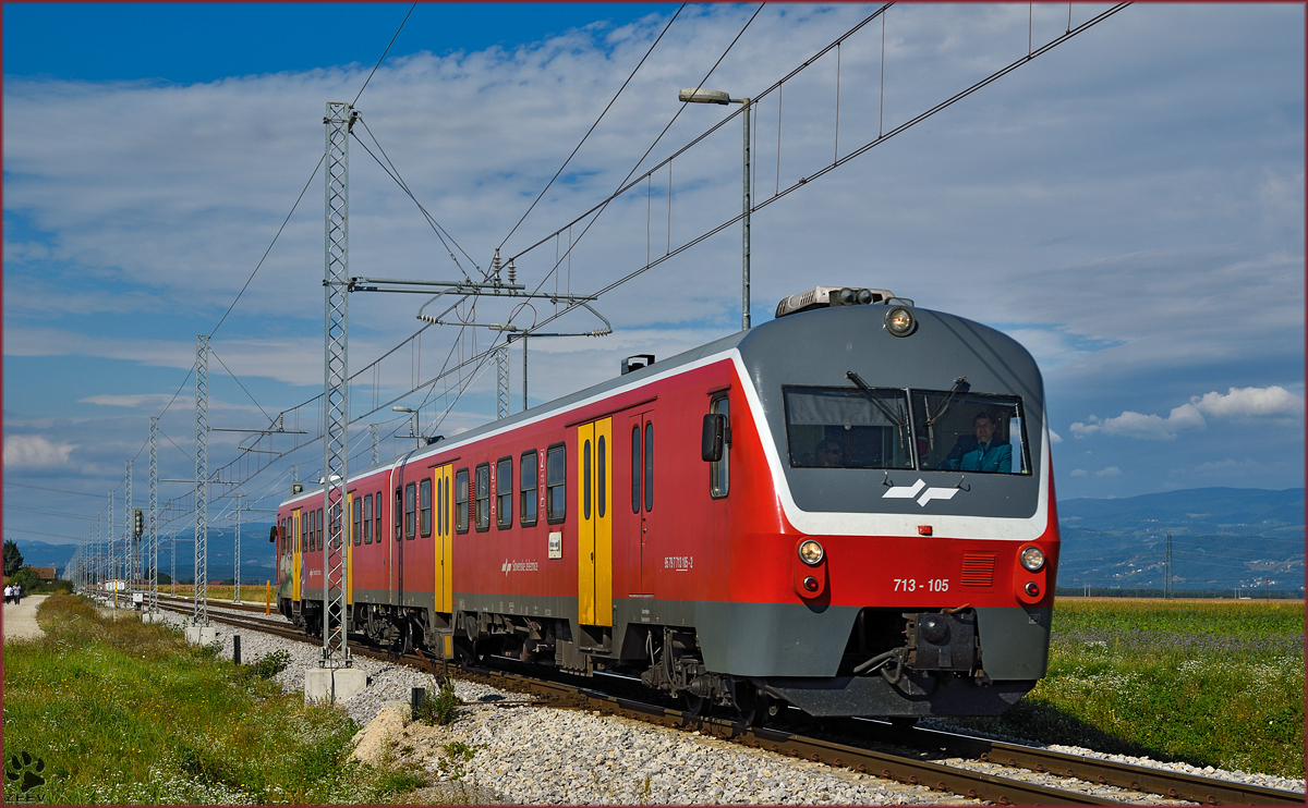 SŽ 713-105 fährt durch Cirkovce-Polje Richtung Murska Sobota. /23.9.2015