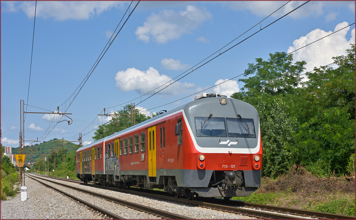 SŽ 713-121 fährt durch Maribor-Tabor Richtung Murska Sobota. /03.08.2019