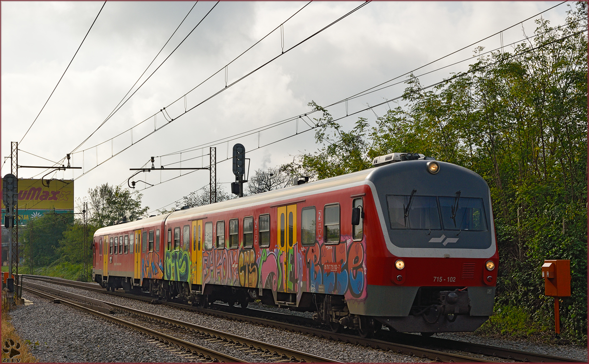 SŽ 715-102 fährt durch Maribor-Tabor Richtung Maribor HBF. /27.10.2014