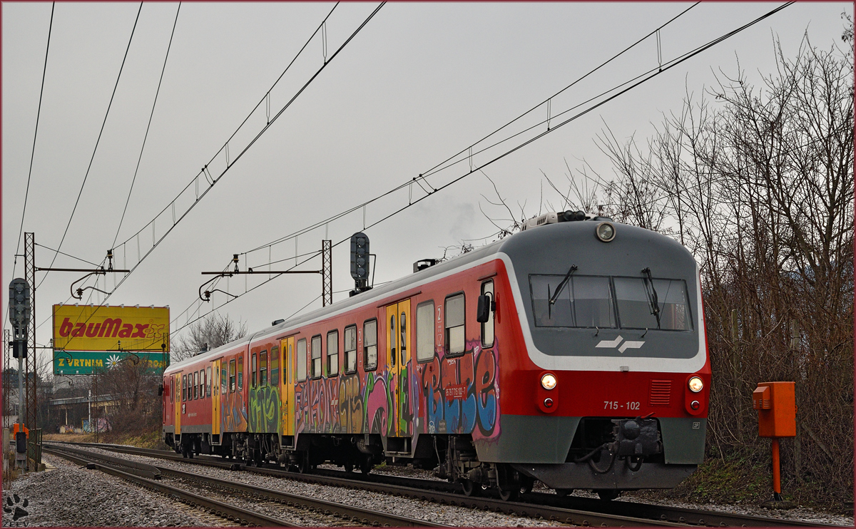 SŽ 715-102 fährt durch Maribor-Tabor Richtung Maribor HBF. /27.1.2015