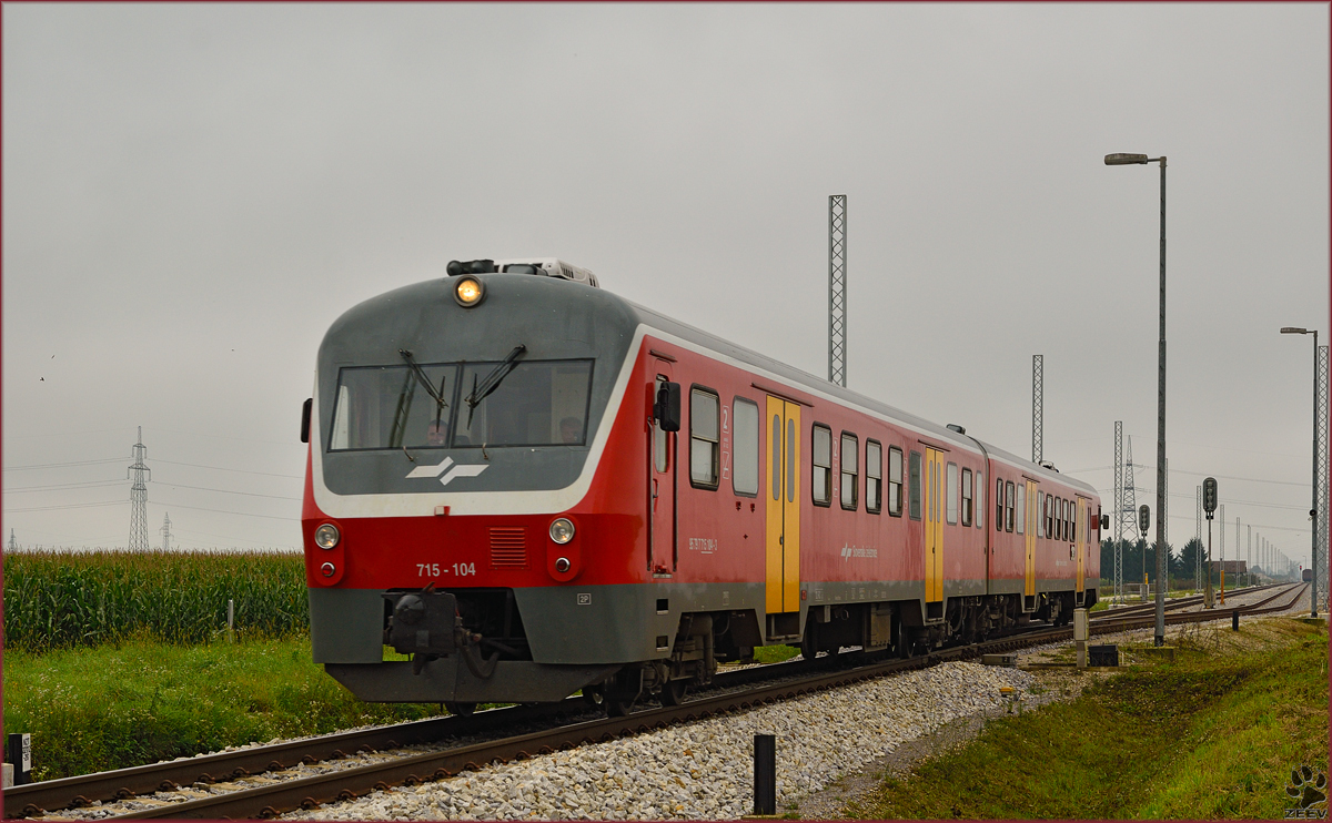SŽ 715-104 fährt durch Cirkovce-Polje Richtung Hodoš. /17.9.2014