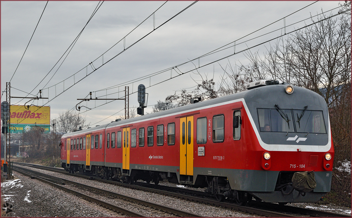 SŽ 715-104 fährt durch Maribor-Tabor Richtung Maribor HBF. /9.1.2015