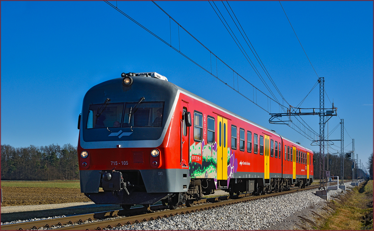 SŽ 715-105 fährt durch Cirkovce-Polje Richtung Maribor. /23.12.2015
