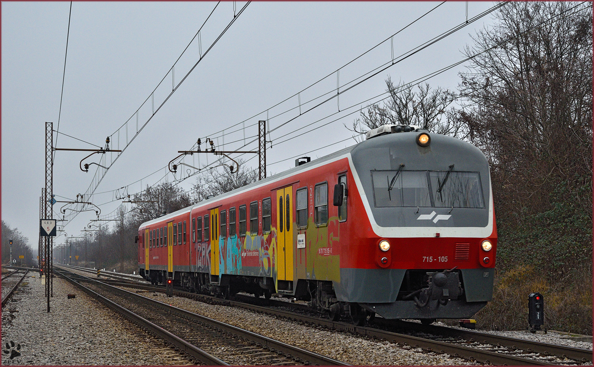 SŽ 715-105 fährt durch Maribor-Tabor Richtung Murska Sobota. /21.12.2015