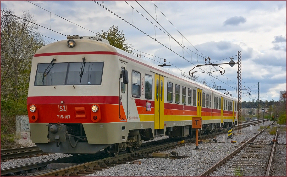 SŽ 715-107 fährt durch Maribor-Tabor Richtung Maribor HBF. /20.4.2021