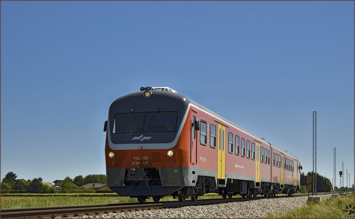 SŽ 715-120 fährt durch Šikole Richtung Pragersko. /20.5.2014