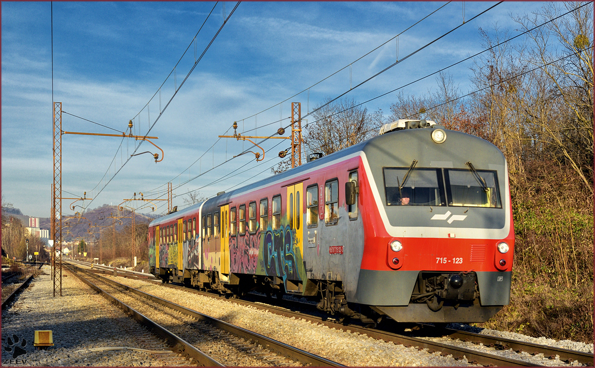 SŽ 715-123 fährt durch Maribor-Tabor Richtung Murska Sobota. /10.12.2016