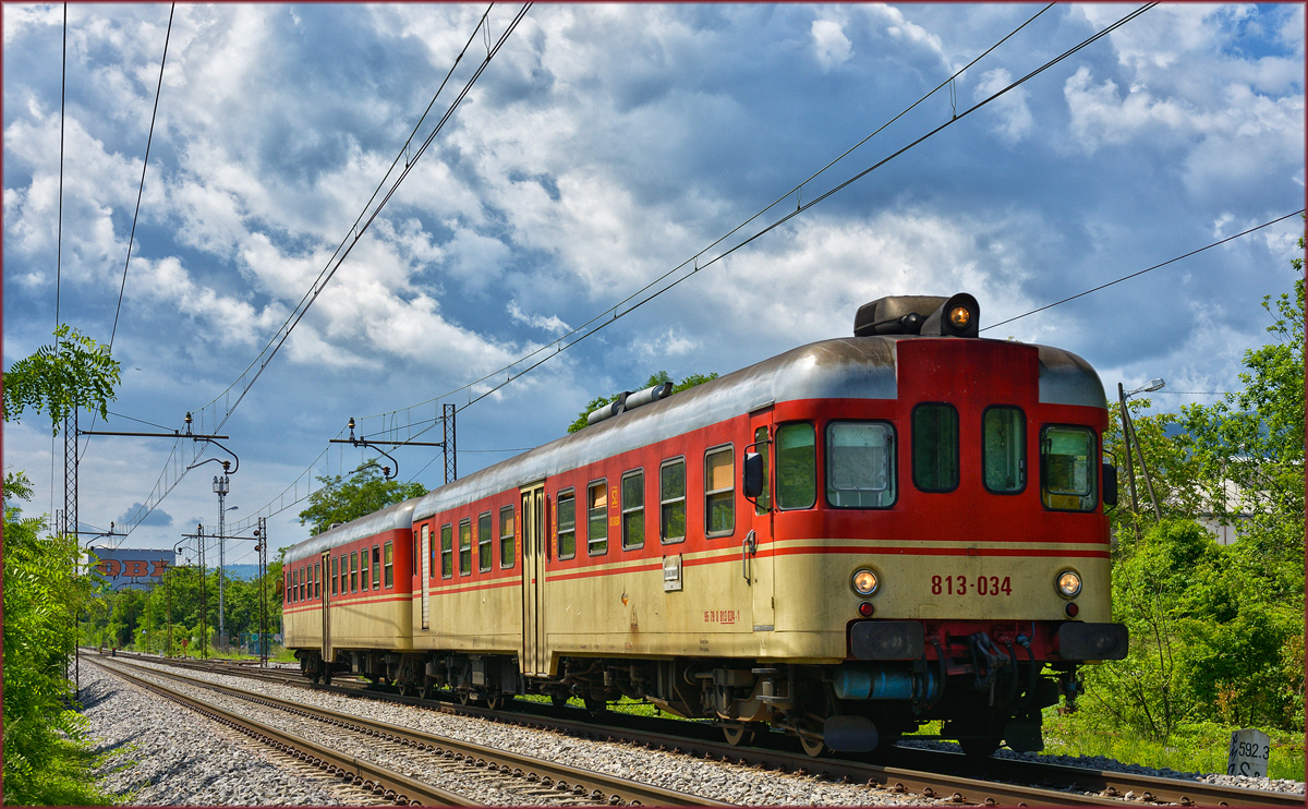 SŽ 813-034 fährt durch Maribor-Tabor Richtung Maribor HBF. /18.5.2018