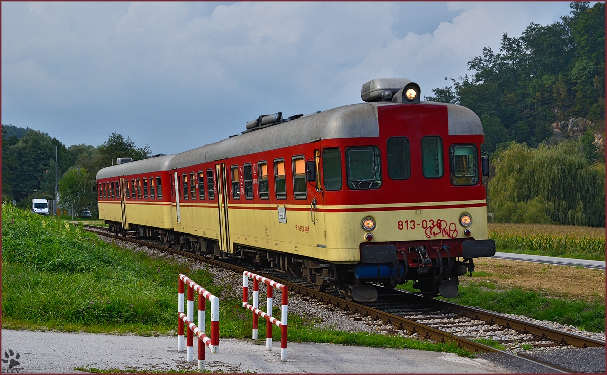 SŽ 813-036 fährt durch Podčetrtek Richtung Imeno. /9.9.2014