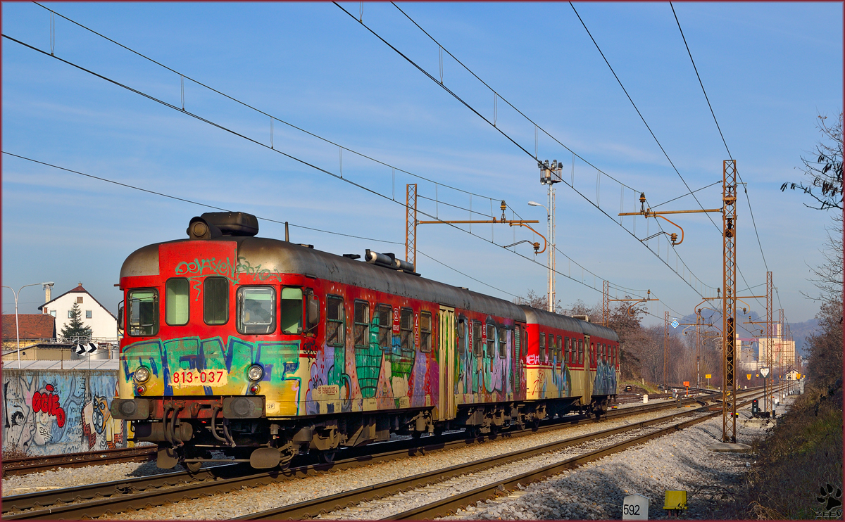 SŽ 813-037 fährt durch Maribor-Tabor Richtung Maribor Hauptbahnhof. /23.12.2013
