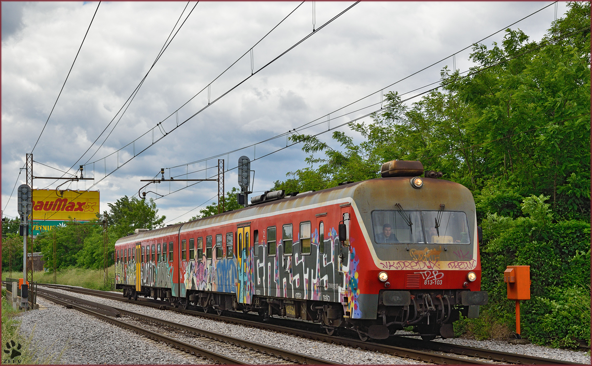 SŽ 813-103 fährt durch Maribor-Tabor Richtung Maribor HBF. /27.5.2015