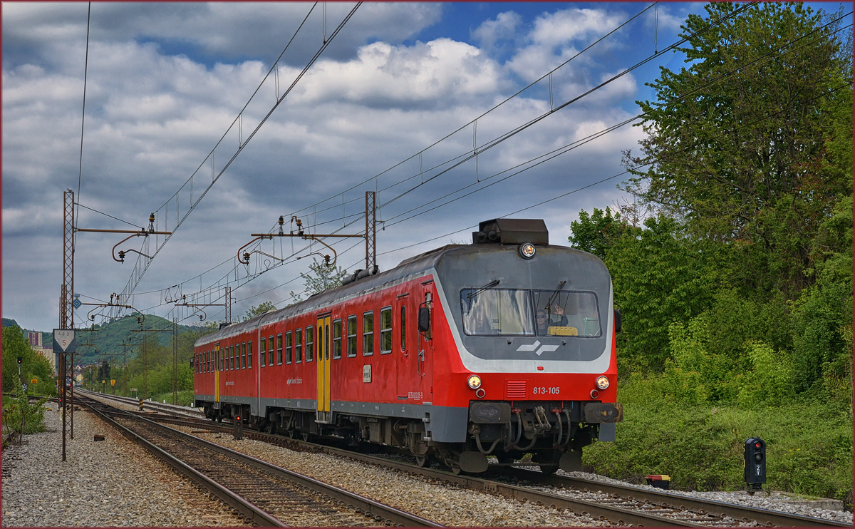 SŽ 813-105 fährt durch Maribor-Tabor Richtung Murska Sobota. /30.4.2017