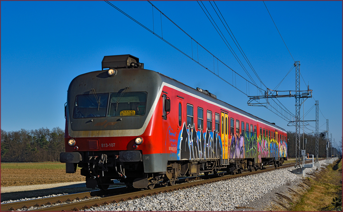 SŽ 813-107 fährt durch Cirkovce-Polje Richtung Maribor. /23.12.2015