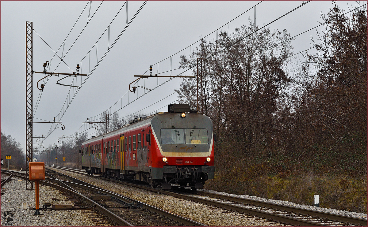 SŽ 813-107 fährt durch Maribor-Tabor Richtung Ormož. /21.12.2015