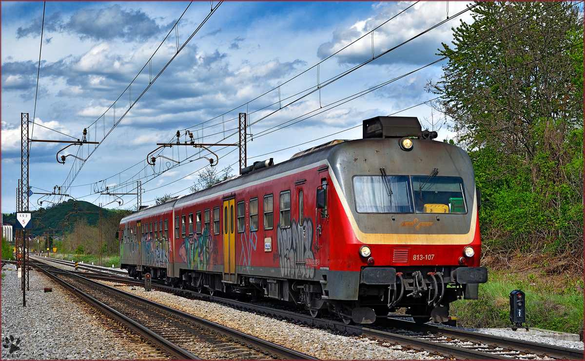 SŽ 813-107 fährt durch Maribor-Tabor Richtung Poljčane. /15.4.2016