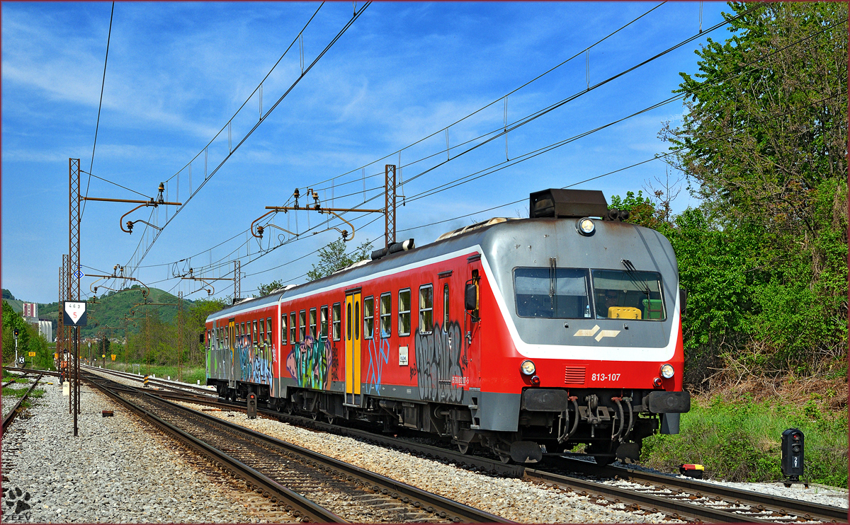 SŽ 813-107 fährt durch Maribor-Tabor Richtung Poljčane. /22.4.2016