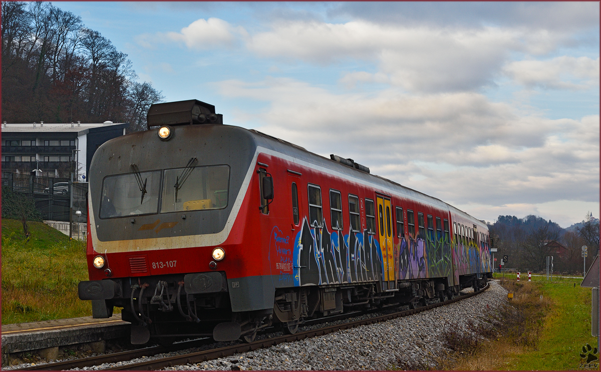 SŽ 813-107 fährt durch Podčetrtek-Terme Richtung Imeno. /1.12.2015