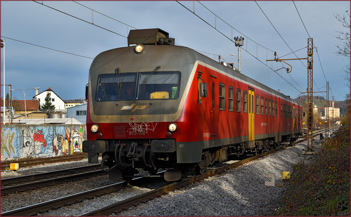 SŽ 813-108 fährt durch Maribor-Tabor Richtung Ormož. /17.11.2015