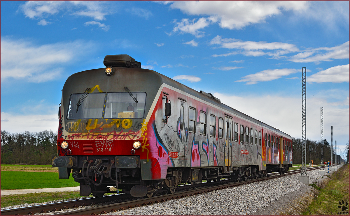 SŽ 813-118 fährt durch Cirkovce-Polje Richtung Maribor. /1.4.2015