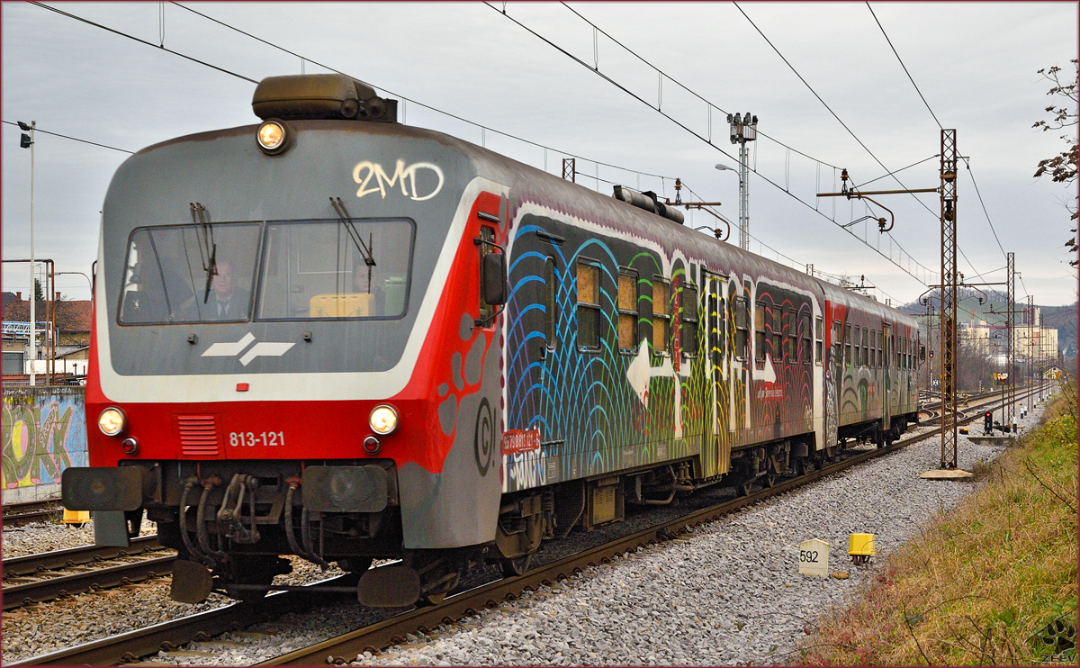 SŽ 813-121 fährt durch Maribor-Tabor Richtung Ormož. /9.12.2014