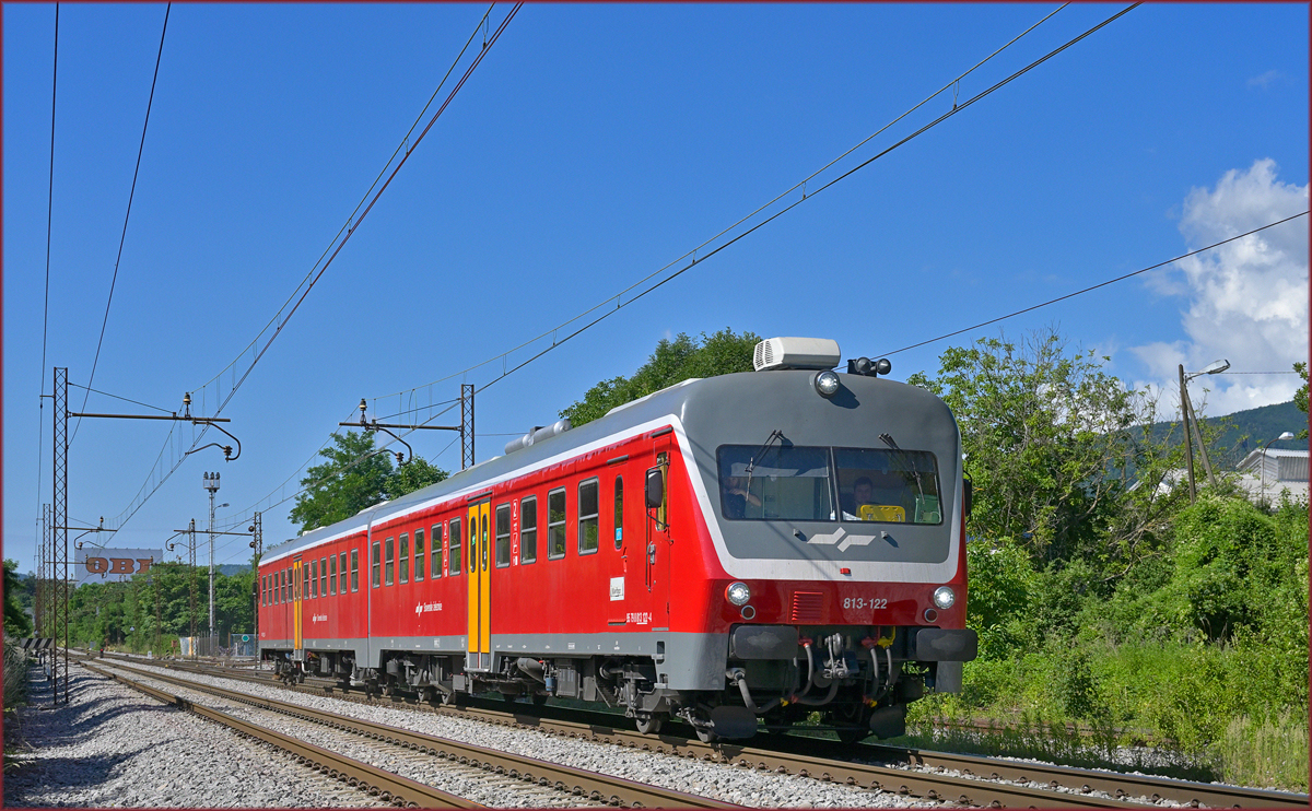 SŽ 813-122 fährt durch Maribor-Tabor Richtung Maribor HBF. /26.6.2021