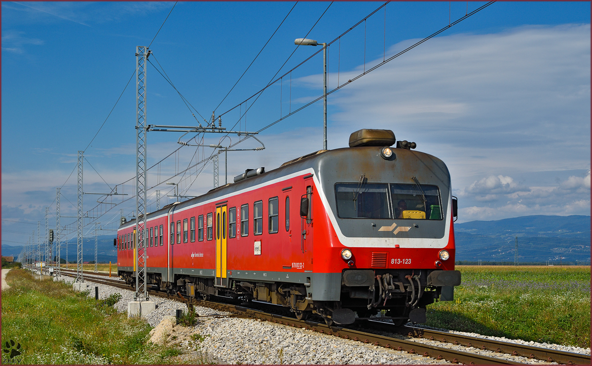 SŽ 813-123 fährt durch Cirkovce-Polje Richtung Ormož. /23.9.2015