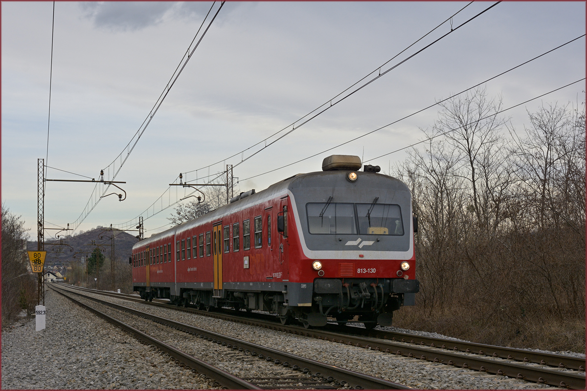 SŽ 813-130 fährt durch Maribor-Tabor Richtung Murska Sobota. /10.3.2019