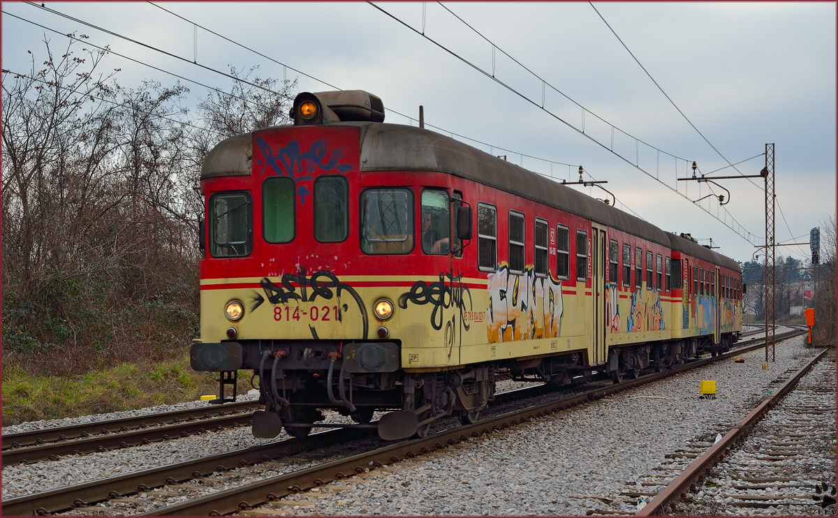 SŽ 814-021 fährt durch Maribor-Tabor Richtung Maribor Hauptbahnhof. /22.1.2014