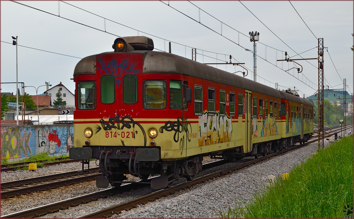 SŽ 814-021 fährt durch Maribor-Tabor Richtung Hodoš. /7.5.2014