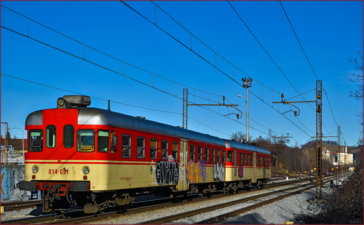 SŽ 814-031 fährt durch Maribor-Tabor Richtung Maribor HBF. /13.1.2016 