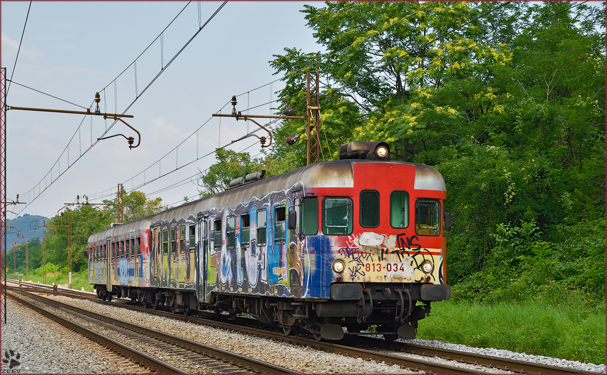 SŽ 814-034 fährt durch Maribor-Tabor Richtung Maribor HBF. /26.7.2014