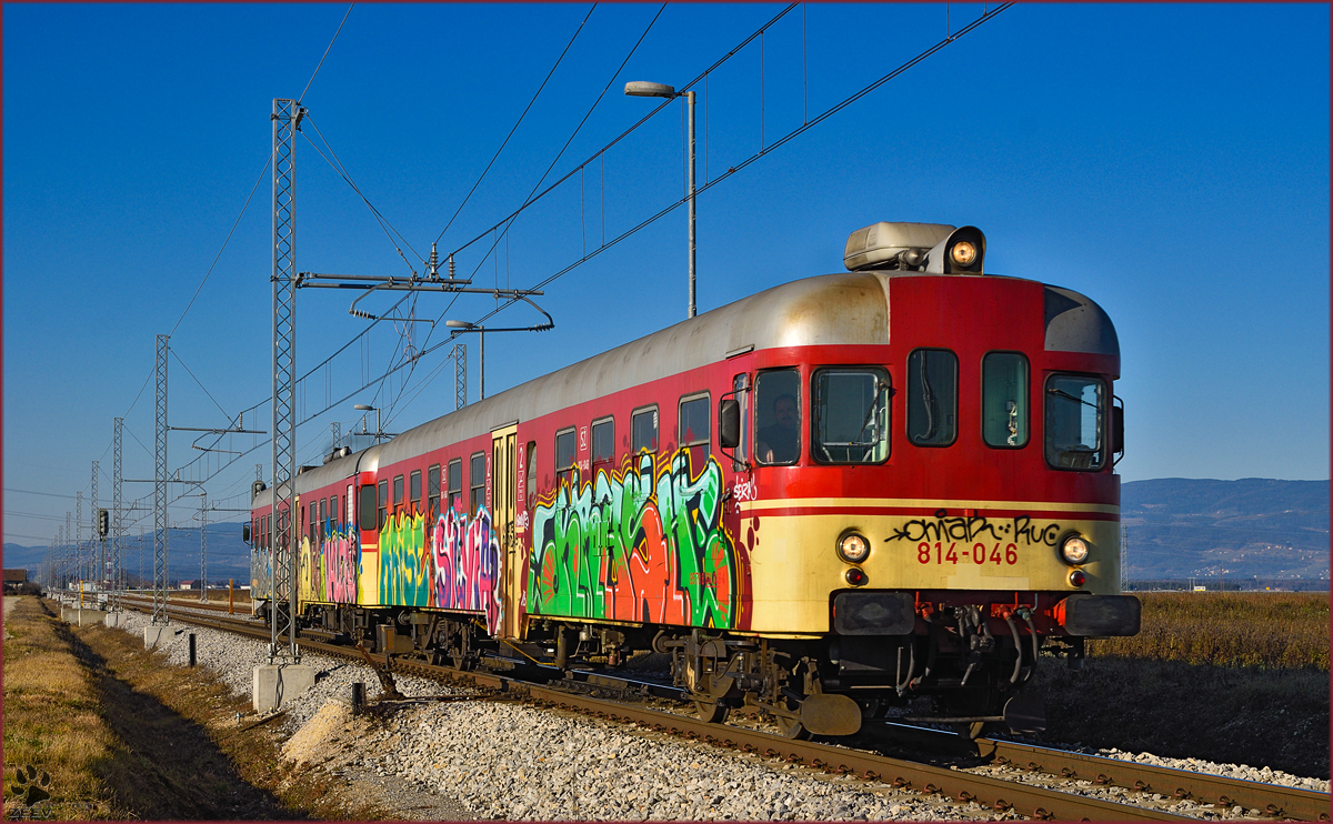 SŽ 814-046 fährt durch Cirkovce-Polje Richtung Ormož. /23.12.2015