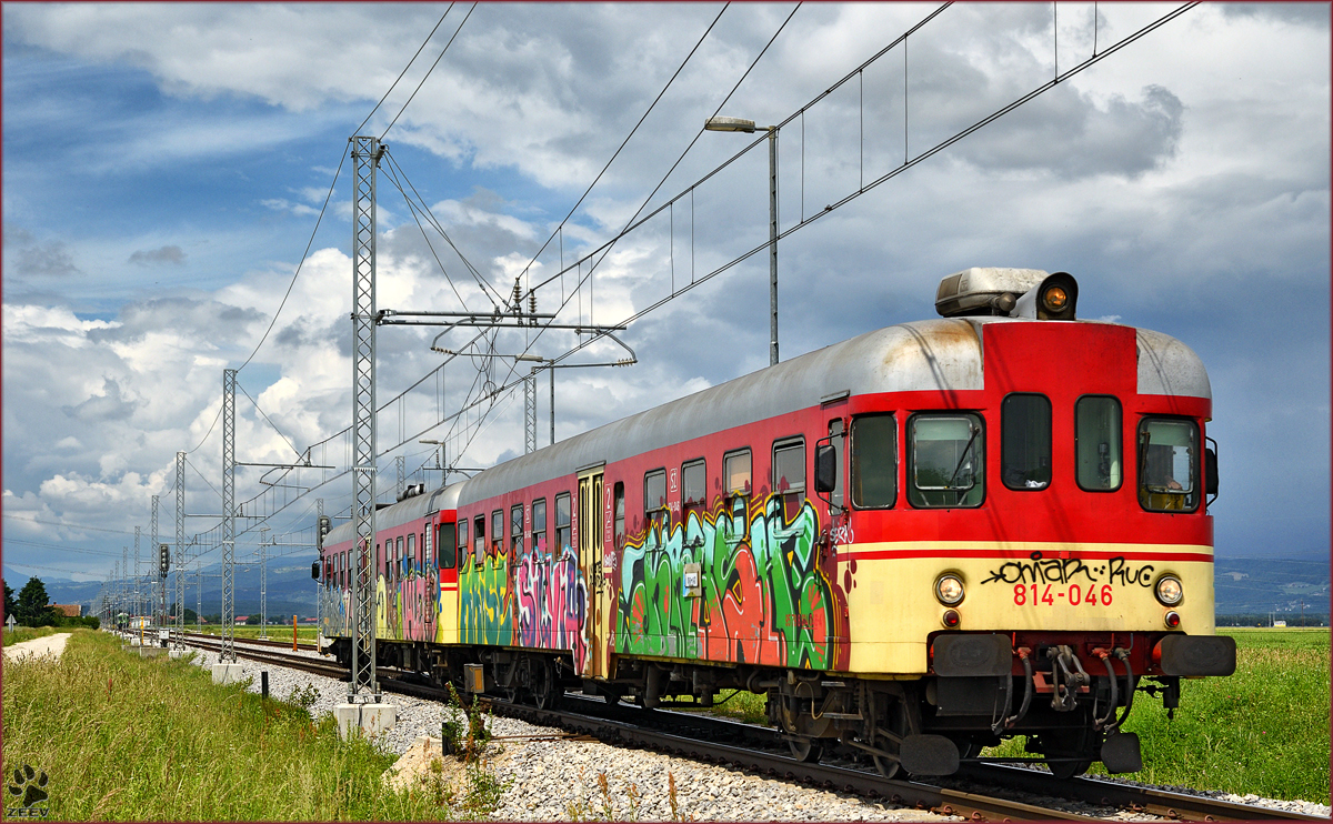 SŽ 814-046 fährt durch Cirkovce-Polje Richtung Ormož. /2.6.2016