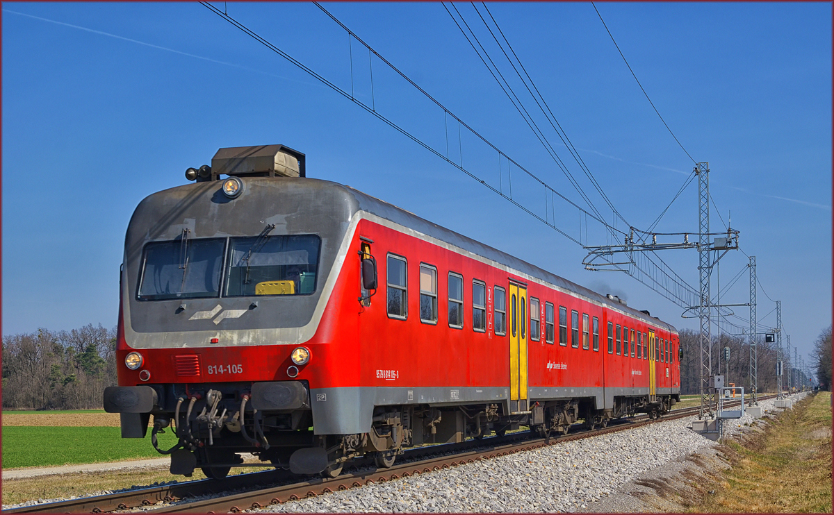 SŽ 814-105 fährt durch Cirkovce-Polje Richtung Pragersko. /17.3.2017