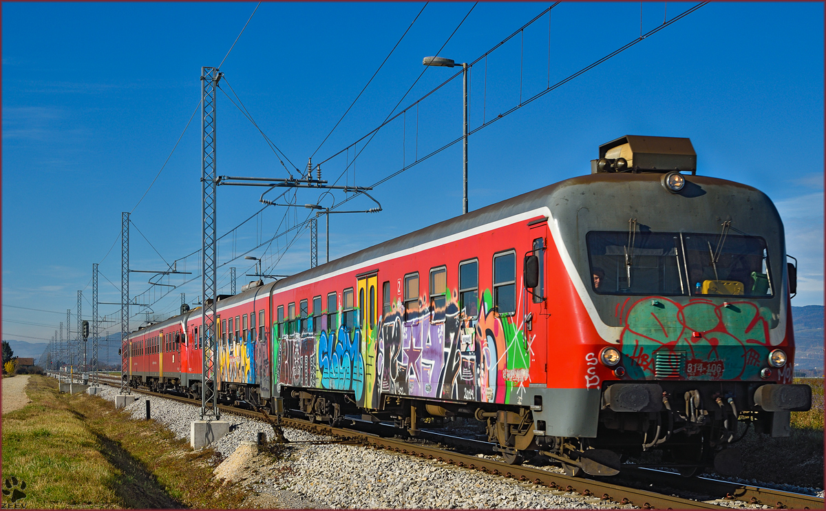 SŽ 814-106 fährt durch Cirkovce-Polje Richtung Ormož. /9.11.2015