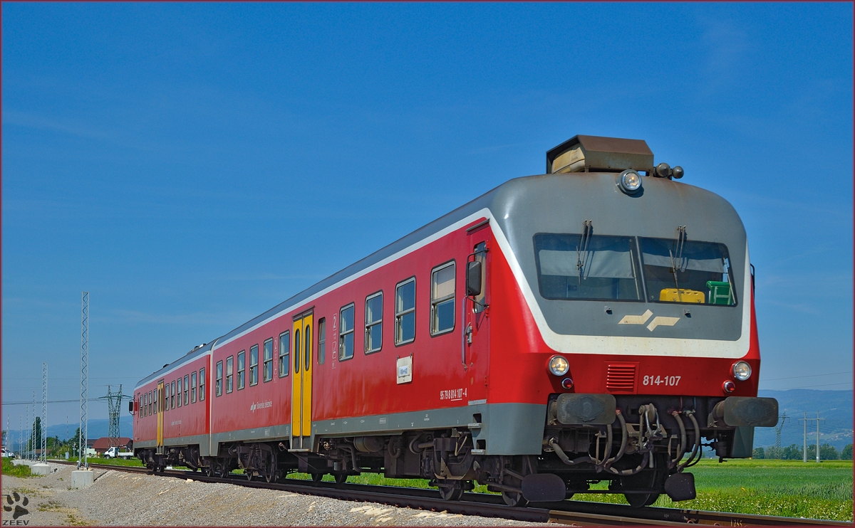 SŽ 814-107 fährt durch Cirkovce Richtung Ormož. /6.5.2014