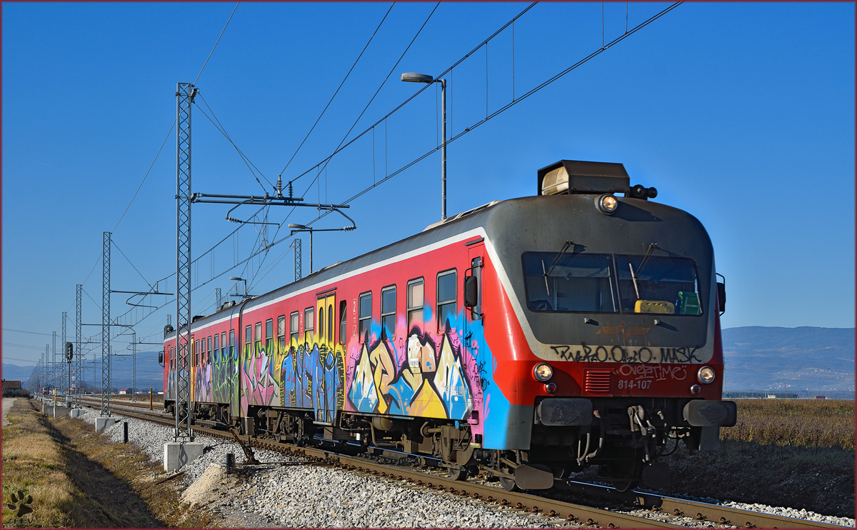 SŽ 814-107 fährt durch Cirkovce-Polje Richtung Ormož. /23.12.2015