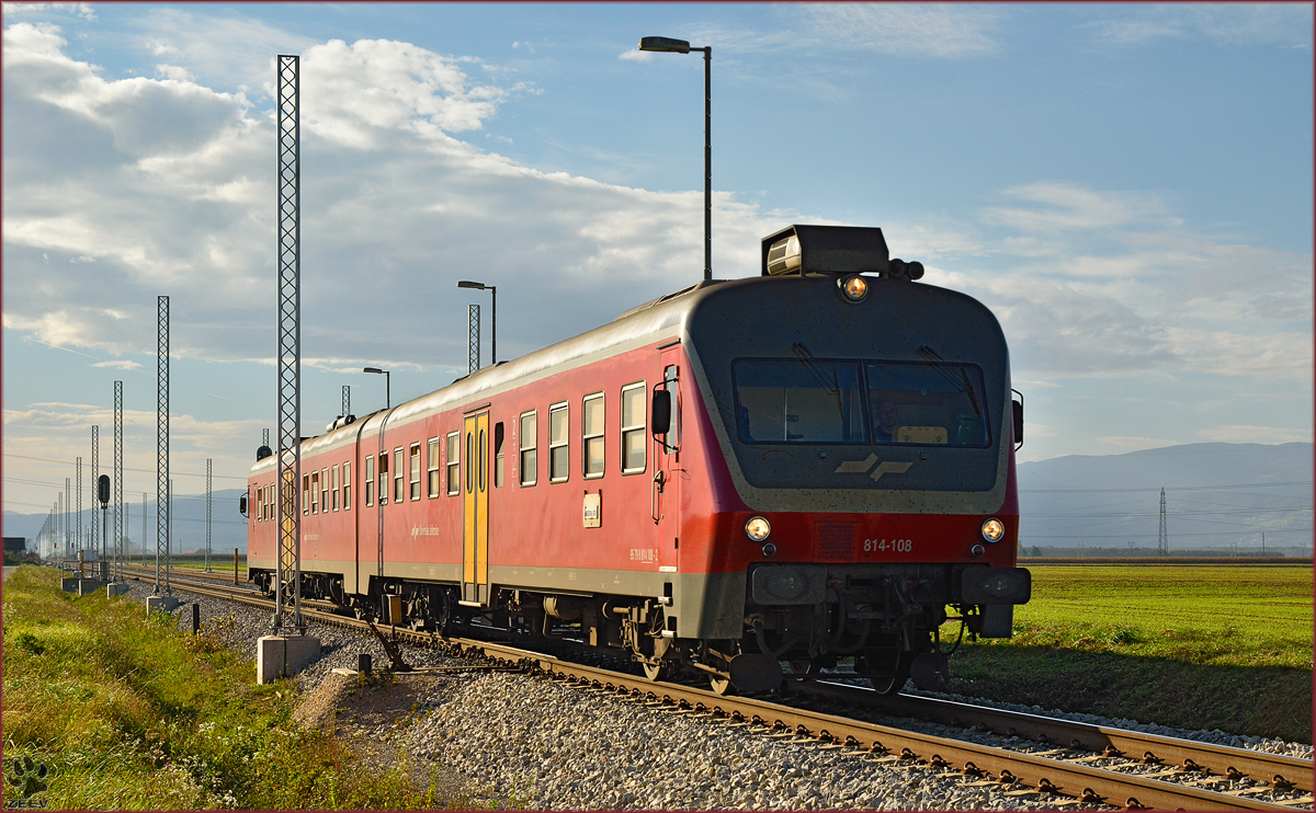 SŽ 814-108 fährt durch Cirkovce-Polje Richtung Murska Sobota. /10.10.2014
