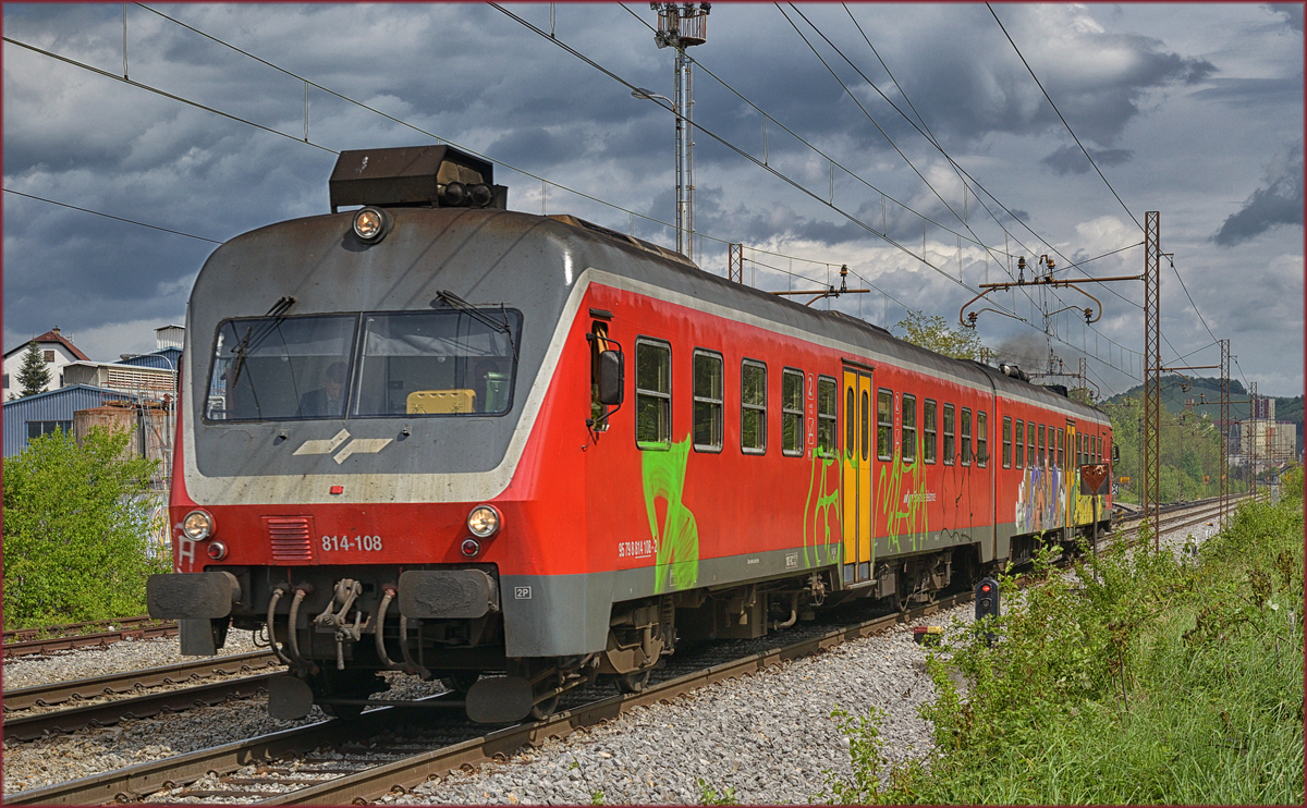 SŽ 814-108 fährt durch Maribor-Tabor Richtung Ormož. /26.4.2017
