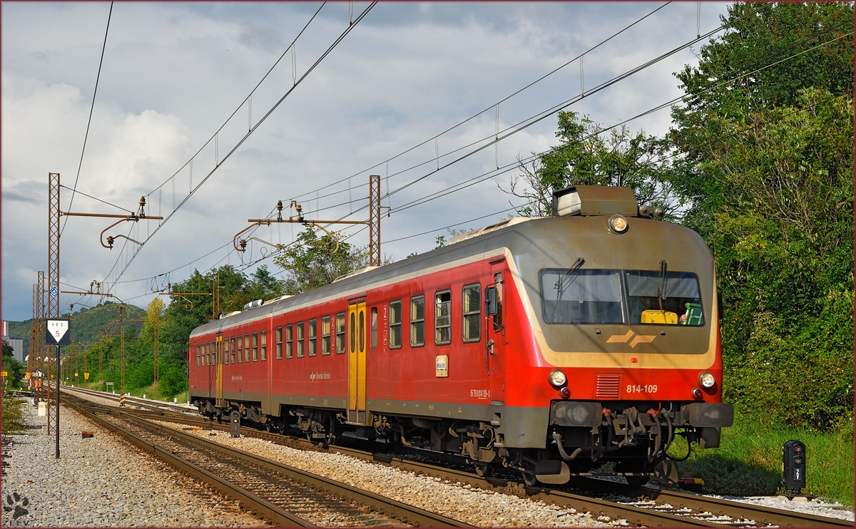 SŽ 814-109 fährt durch Maribor-Tabor Richtung Poljčane. /16.9.2014