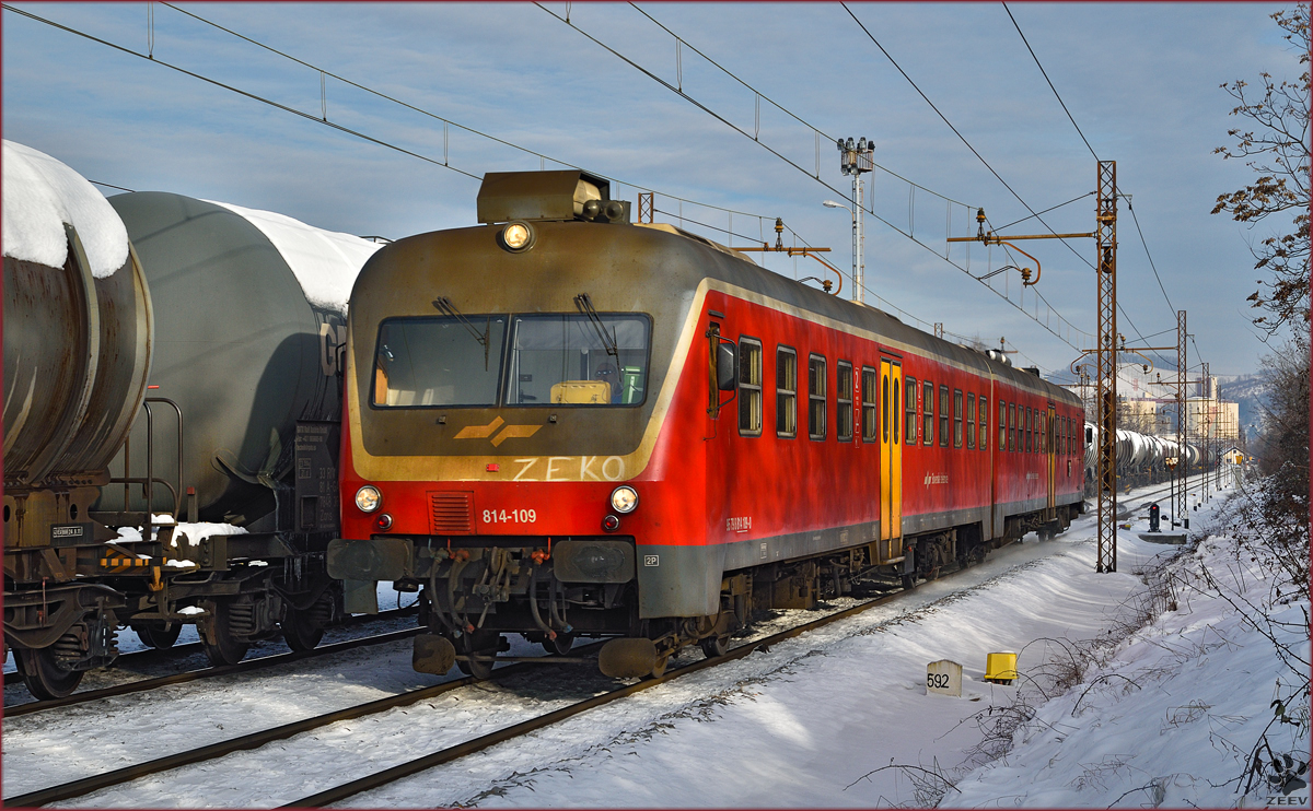 SŽ 814-109 fährt durch Maribor-Tabor Richtung Ormož. /2.1.2015